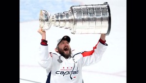 Washington Capitals po prvýkrát zodvihol Stanleyho pohár. Ovečkin tak porazil Tatara