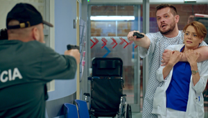 Poriadna dráma v Nemocnici: Agáta ako rukojemníčka! Kto nájde odvahu postaviť sa mužovi so zbraňou?