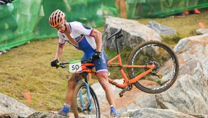 Schurter sa dočkal vytúženého zlata, Sagana pribrzdili defekty