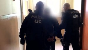 Muž sa zabarikádoval v byte a vyhrážal sa, že vyhodí bytovku do vzduchu