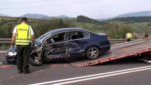 Vážna nehoda na Orave. Vodič ostal s autom visieť z mostu