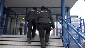 Vyliezol na zaparkované autá a začal po nich nepríčetne skákať. Prečo tak konal?