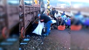 Tony koksu vedľa vagóna. Okamžite mizli u miestnych