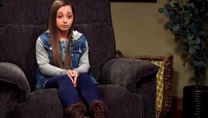 Jej skutočný vek zaskočí úplne každého: Dospelá žena je uväznená v tele dievčatka