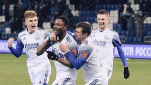 Brankár pri dôležitej penalte vyskúšal konzolový trik. Neuspel