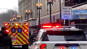 Maskovaní muži spustili streľbu pred strednou školou. O život prišli dvaja študenti