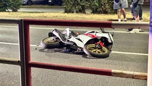 Žena na motorke vrazila do stĺpa. S vážnymi zraneniami skončila v nemocnici