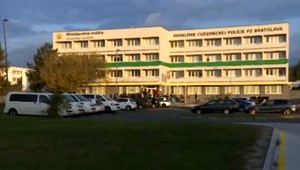 Zima, dlhé rady a nekonečné čakanie. Bežná realita ľudí na cudzineckej polícii