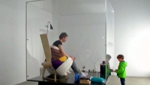 Sliepkomuž? Umelec vysedel kuriatka, trvalo mu to tri týždne