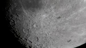 Pozrite sa, ako Medzinárodná vesmírna stanica preletí pred Mesiacom