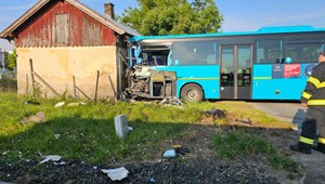 VIDEO: Kamera zachytila zrážku vlaku s autobusom