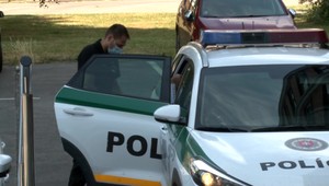 Muž na mladíkov vytiahol zbraň. Policajti na mieste zistili, že je to ich kolega, ktorý nafúkal viac ako tri promile