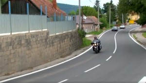 Motorkári si mysleli, že ich oblievajú kýblami s vodou, pravda bola inde