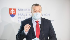 Minister práce Krajniak bude zrejme čeliť odvolávaniu. Opoziční poslanci žiadajú jeho stoličku, ak siahne na minimálnu mzdu