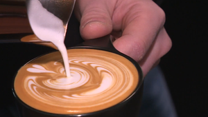 Milovníci kávy si priplatia: Cena kávy dosiahla rekordné hodnoty