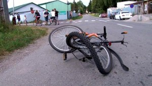 AUTENTICKÉ ZÁBERY. Vodič zrazil cyklistu a dal sa na útek