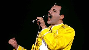 Freddie Mercury zanechal hudobné poklady: Klavír, mikrofón aj jeho rukopis idú do dražby