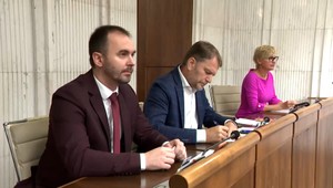 Pravidlá v parlamente lámu poslanci cez koleno