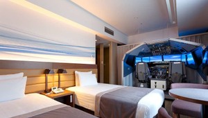 Hotelová izba pre skalných fanúšikov lietania: Vedľa postele nájdete simulátor Boeingu 737