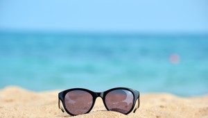 Dobré okuliare majú tmavé sklá a v lete sa oči neoperujú. Aké sú mýty a pravdy o našom zraku v letných mesiacoch?