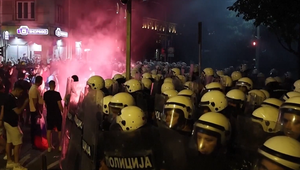 Srbskom opäť zmietajú nepokoje: Zapálená kancelária Vučičovej strany