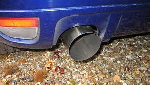 V aute našli mŕtvy nahý pár. Otrávil sa počas intímností pri naštartovanom motore