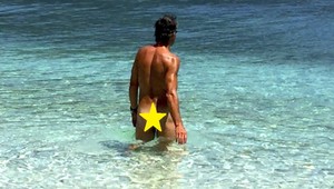 Komu patrí tento vyšportovaný zadok? Jeho majiteľ má viac ako 50 rokov!