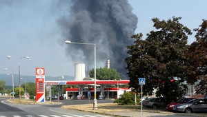 Požiar v chemickom závode. Hrozia ďalšie výbuchy