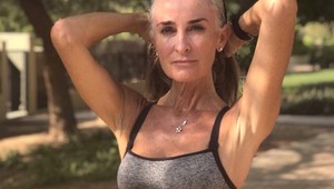 Roky si farbila šediny a bála sa starnutia: Sivovlasá Caroline je dnes hviezdou modelingu