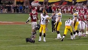 Kamera padla hráčom amerického futbalu skoro na hlavu!