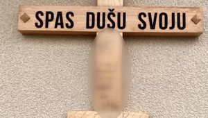 Hákový kríž pred kostolom: Výtržník poškodil posvätné miesto a iné budovy