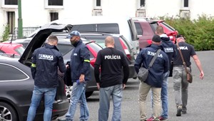 Po razii NAKA putujú štyria obvinení do väzby