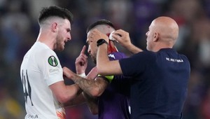 Krv tiekla v uliciach aj na ihrisku. Ostré finále Konferenčnej ligy sa nezaobišlo bez problémov