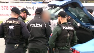 Aktéra policajnej naháňačky v Bratislave už obvinili. Za volantom navyše nemal čo robiť