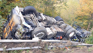 Nehoda kamióna zablokovala cestu pri Strečne, vodič skončil v policajnej cele