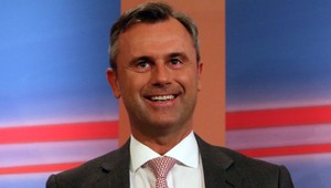 Prvé kolo volieb rakúskeho prezidenta ovládol populista Hofer