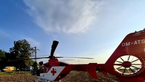 Vodička čelne narazila do stromu. Pomáhať jej museli leteckí záchranári