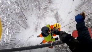 Záchranná akcia v ski areáli. Lyžiari hodiny uviazli na lanovke