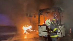 Ľudia sa do práce nedostali. Autobusy, ktoré ich tam mali odviezť, zhoreli do tla