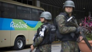 Poľovačka na médiá. Novinárov vystrašil útok na autobus