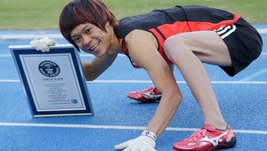 Rekordér v behu po štyroch! Zdolal by aj šimpanza?