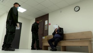 Súd v Považskej Bystrici rozhodoval o väzbe pre muža, ktorý podľa obvinenia týral svoju 76-ročnú mamu