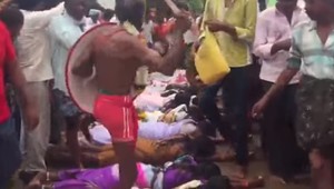 Podivná tradícia v Indii. Deti kúpu v hnoji