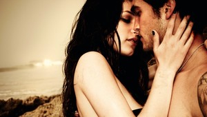 Muži pri flirtovaní hlas zvyšujú, ženy znižujú