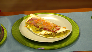 Plnené tortily s kuracím mäsom, cícerom a kukuricou s miešaným rajčinovým šalátom