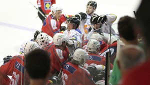 Hromadná bitka hráčov ukončila duel v Třebíči so Znojmom