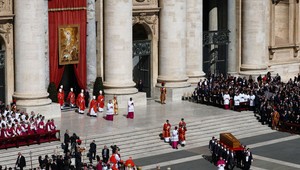 Svet sa rozlúčil so zosnulým pápežom Františkom