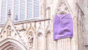 Kráľ Karol III. odhalil sochu svojej zosnulej matky, TOTO má byť Alžbeta II.?