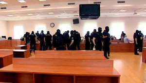 Po procese s piťovcami zadržali známeho advokáta