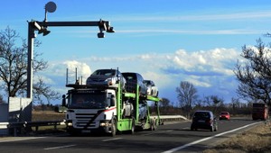 Kamionisti sa vyhýbajú plateniu mýta, na slovenských diaľniciach používajú rušičky